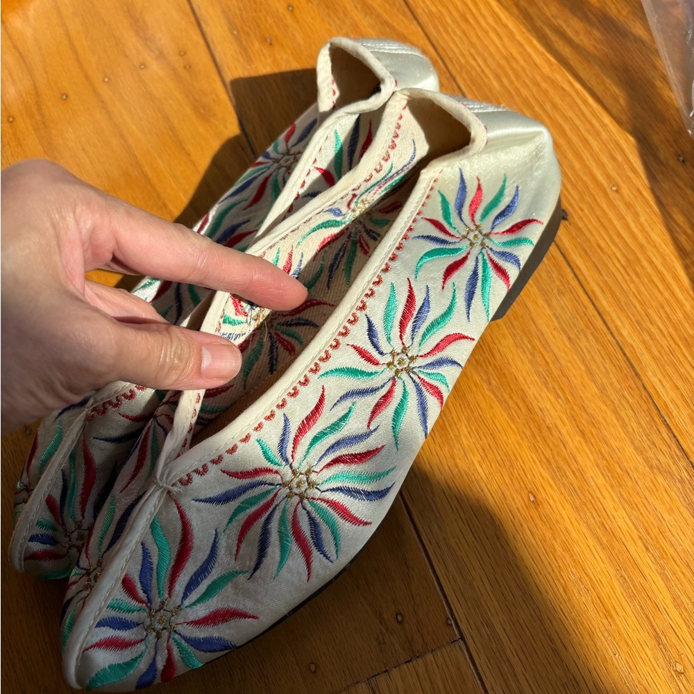 Floral Embroidered Women's Flats